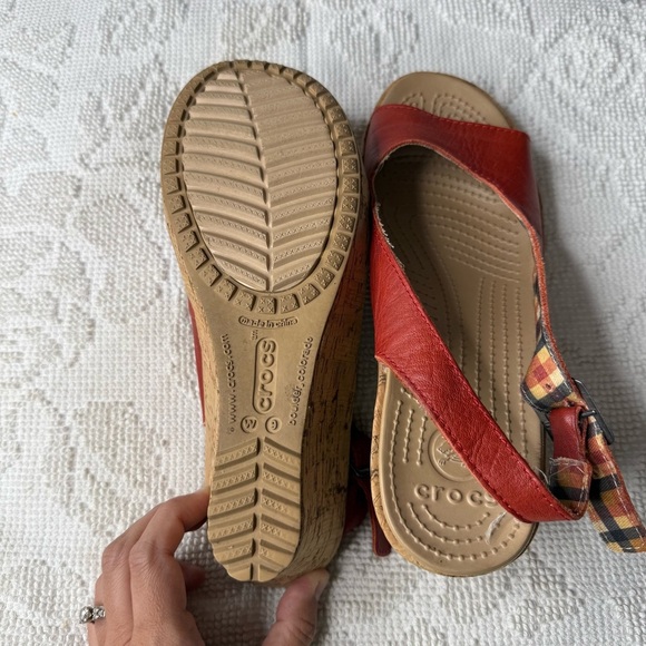 Womens 9 W9 Crocs A Leigh Red Leather Cork Wedge Heel Slingback Sandals 11848‎ - Picture 4 of 5